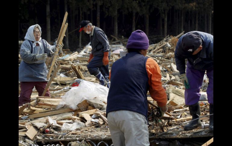 Cerca de 200 mil personas siguen refugiadas en mil 900 centros de evacuación a raíz del desastre. EFE  /