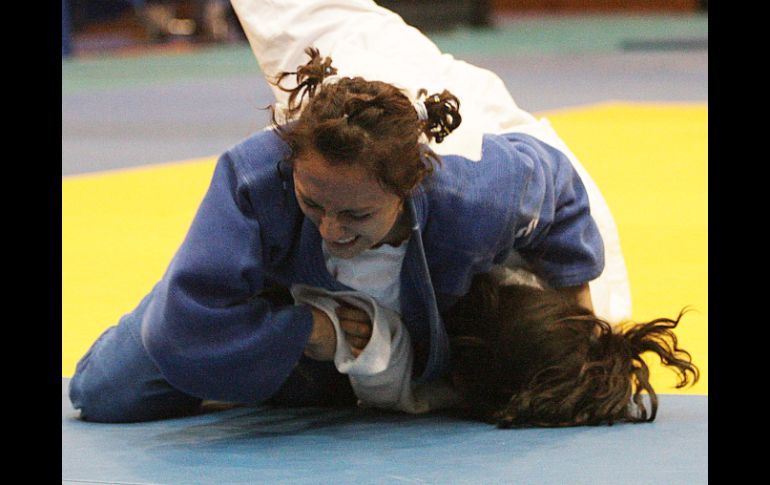 Edna Carrillo (de azul) será una de las judokas jaliscienses que verá acción este fin de semana en el Panamericano de Judo. A. CAMACHO  /