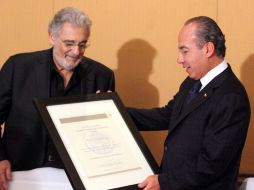 Calderón entregó al tenor Plácido Domingo  un reconocimiento del gobierno federal por sus 70 años de vida y 50 años de su debut. EFE  /