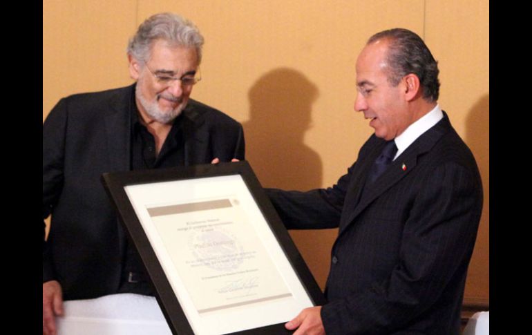 Calderón entregó al tenor Plácido Domingo  un reconocimiento del gobierno federal por sus 70 años de vida y 50 años de su debut. EFE  /