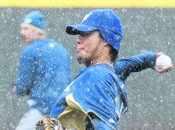 Yovani Gallardo entrena en medio de la nieve que caía ayer en Cincinnati. GETTY IMAGES SPORT  /