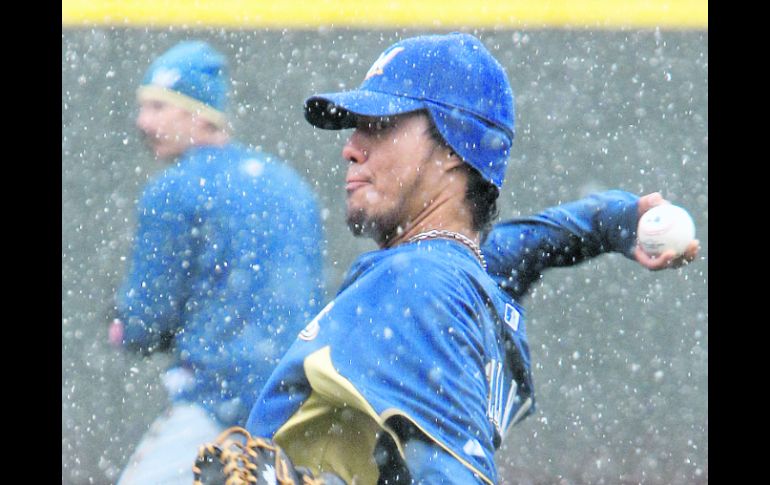 Yovani Gallardo entrena en medio de la nieve que caía ayer en Cincinnati. GETTY IMAGES SPORT  /