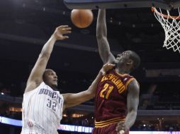 Boris Diaw dispara a la canasta, ante la marca de  J.J. Hickson, de Cleveland. AP  /