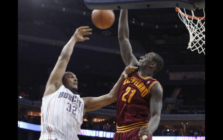 Boris Diaw dispara a la canasta, ante la marca de  J.J. Hickson, de Cleveland. AP  /