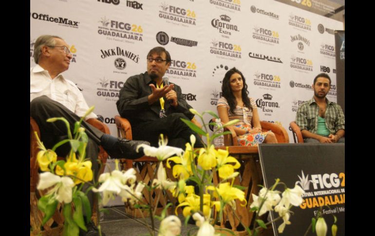 El escritor José Agustín acompañó al realizador Jesús Magaña y a los actores Aislinn Derbez y Humberto Busto en la presentación. A.CAMA  /