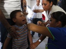 Un niño que visita a un familiar en una cárcel recibe la dosis de la vacuna contra el A H1N1, en Ciudad Juárez. REUTERS  /