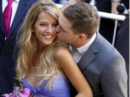 Michael Bublé besa a su esposa luego de la breve ceremonia civil en Buenos Aires. AP  /