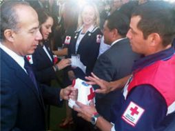 ''Hoy inició la colecta nacional 2011 de la Cruz Roja Mexicana. ¡Vamos todos a ayudar!'': Calderón. ESPECIAL  /