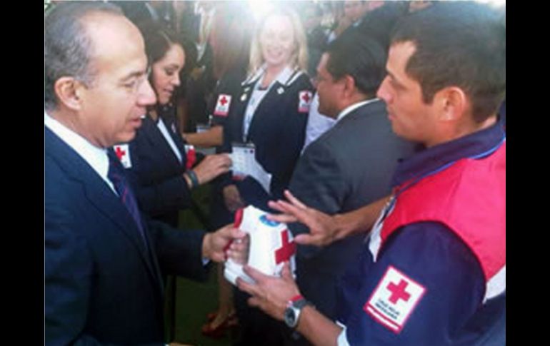 ''Hoy inició la colecta nacional 2011 de la Cruz Roja Mexicana. ¡Vamos todos a ayudar!'': Calderón. ESPECIAL  /