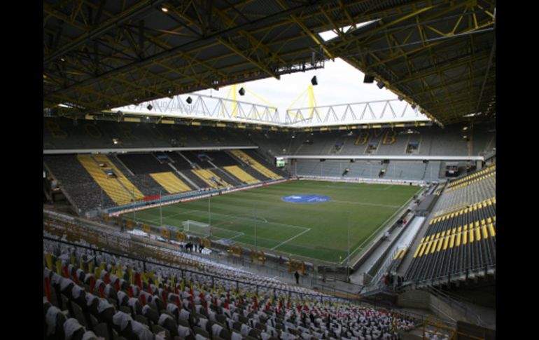 El estadio de Wstphalia espera el duelo entre el Borussia y el Hannover. AFP  /