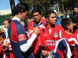 Jonny Magallón firmando algunos autógrafos a seguidores del Guadalajara. MEXSPORT  /