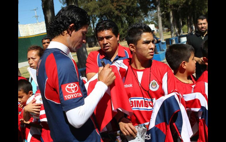 Jonny Magallón firmando algunos autógrafos a seguidores del Guadalajara. MEXSPORT  /