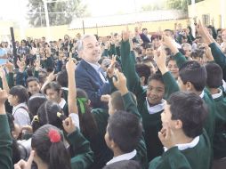 “Démosle un aplauso a Marrufo”, pidió Emilio González a los alumnos de la Escuela Primaria Niños Héroes. E. BARRERA  /