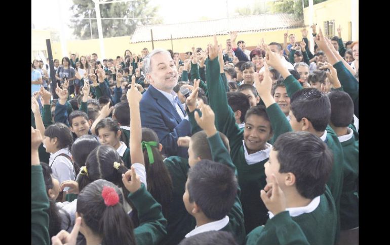 “Démosle un aplauso a Marrufo”, pidió Emilio González a los alumnos de la Escuela Primaria Niños Héroes. E. BARRERA  /