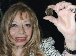 Presentan la moneda bimetálica de 20 pesos, en homenaje a Paz. Su viuda María José posa con ella. EFE  /