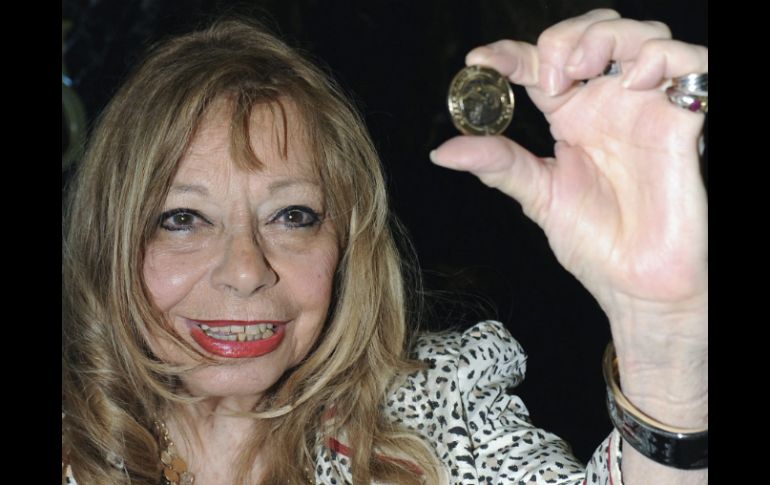 Presentan la moneda bimetálica de 20 pesos, en homenaje a Paz. Su viuda María José posa con ella. EFE  /