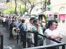 Contribuyentes esperan su turno para pagar su tenencia y obtener el descuento en el refrendo vehicular. E. BARRERA  /