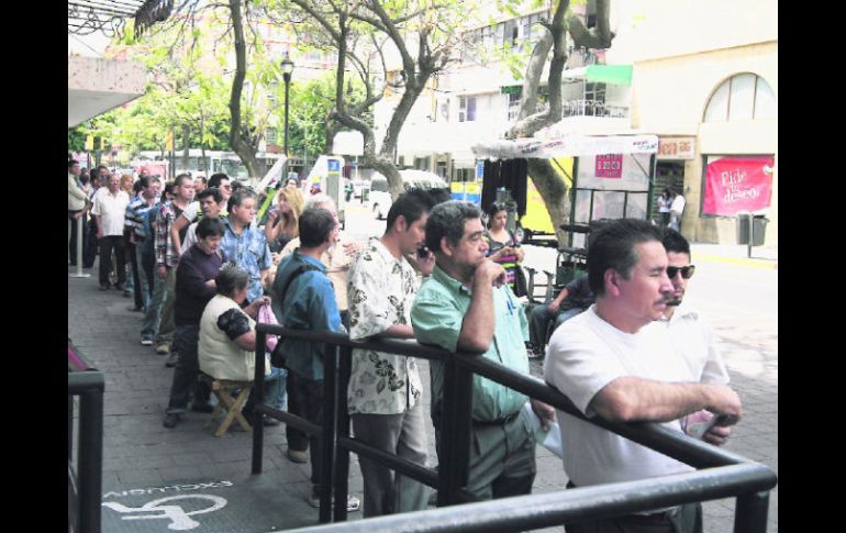 Contribuyentes esperan su turno para pagar su tenencia y obtener el descuento en el refrendo vehicular. E. BARRERA  /