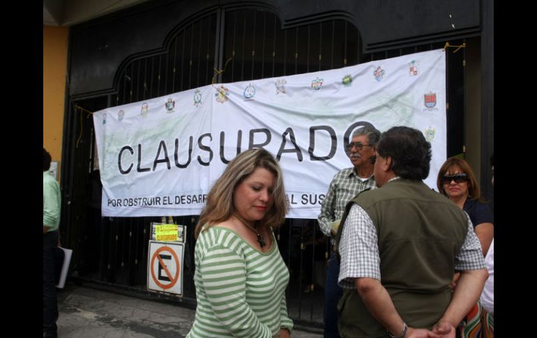 Alcaldes del Organismo AIPROMADES clausuraron hoy las instalaciones de la Semades a manera de protesta. A. HINOJOSA  /