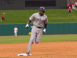 El jardinero central de Padres, Cameron Maybin, pasa por la tercera base, luego de conectar un jonrón clave en la novena entrada. AFP  /