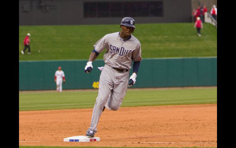 El jardinero central de Padres, Cameron Maybin, pasa por la tercera base, luego de conectar un jonrón clave en la novena entrada. AFP  /