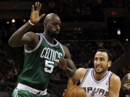 Kevin Garnett (izq.) de los Celtics, defiende un ataque de Manu Ginobili, de los Spurs, esta noche, en la victoria de Boston. REUTERS  /