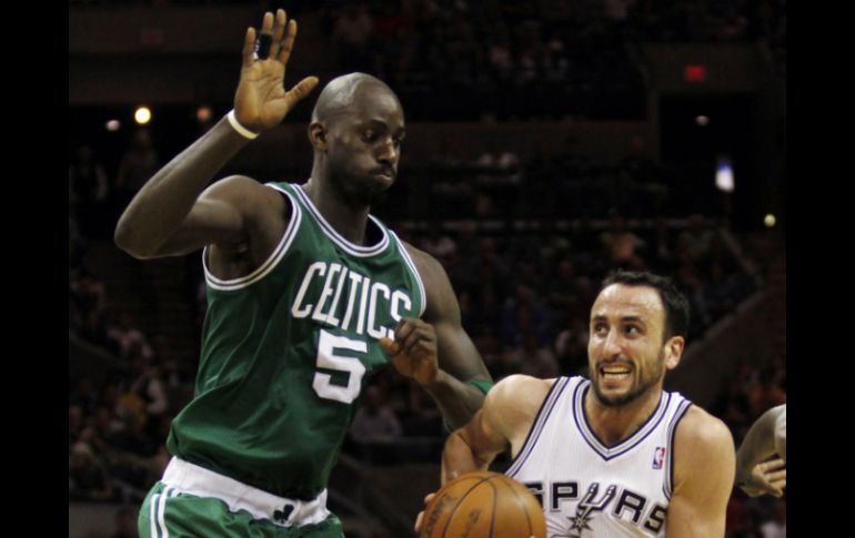 Kevin Garnett (izq.) de los Celtics, defiende un ataque de Manu Ginobili, de los Spurs, esta noche, en la victoria de Boston. REUTERS  /