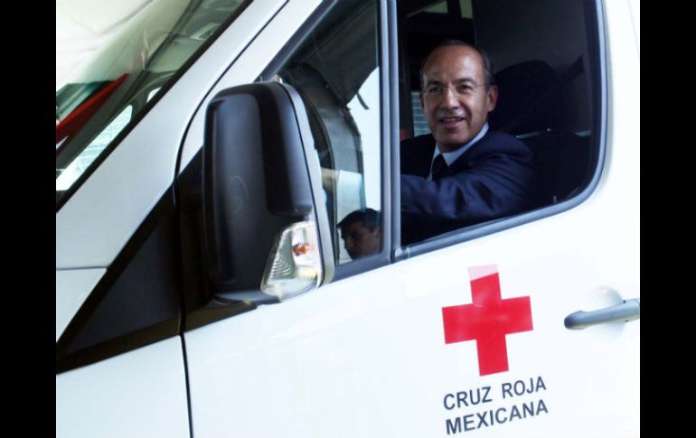 El Presidente de México, Felipe Calderón, a bordo en una ambulancia. EL UNIVERSAL  /