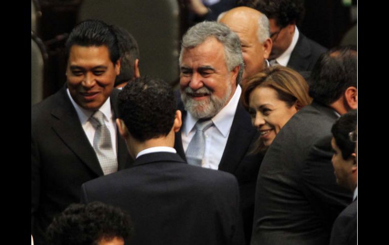 Alejandro Encinas dialoga con colegas en San Lázaro. El perredista niega contactos con Los Pinos. NTX  /