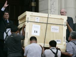 El presidente peruano recibe una de las cajas que contienen las piezas andinas. EFE  /