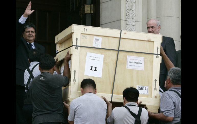 El presidente peruano recibe una de las cajas que contienen las piezas andinas. EFE  /