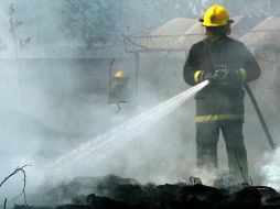 Durante casi una hora elementos del H. cuerpo de Bomberos trabajaron para sofocar las llamas. ARCHIVO  /