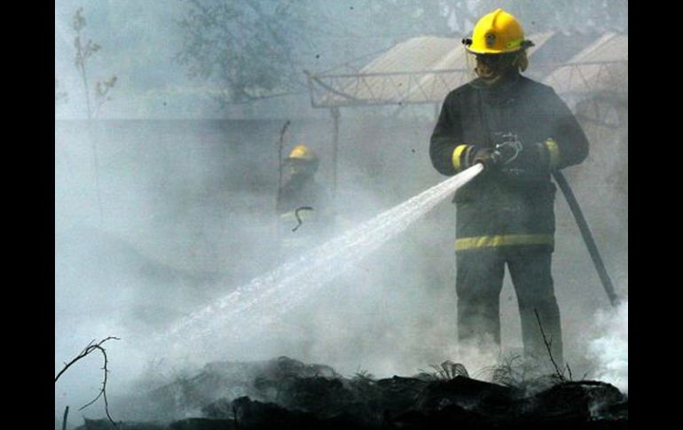 Durante casi una hora elementos del H. cuerpo de Bomberos trabajaron para sofocar las llamas. ARCHIVO  /