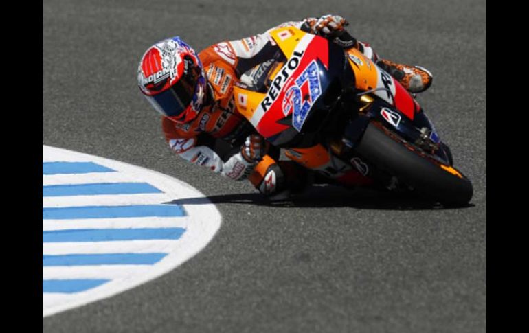 Casey Stoner, a bordo de la Honda, fue el mejor en la primera sesión de entrenamientos en Jerez. REUTERS  /