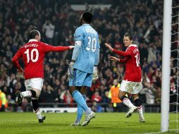 Los jugadores del Manchester, Javier Hernández y Rooney,  durante el enfrentamiento contra el Marsella.  /