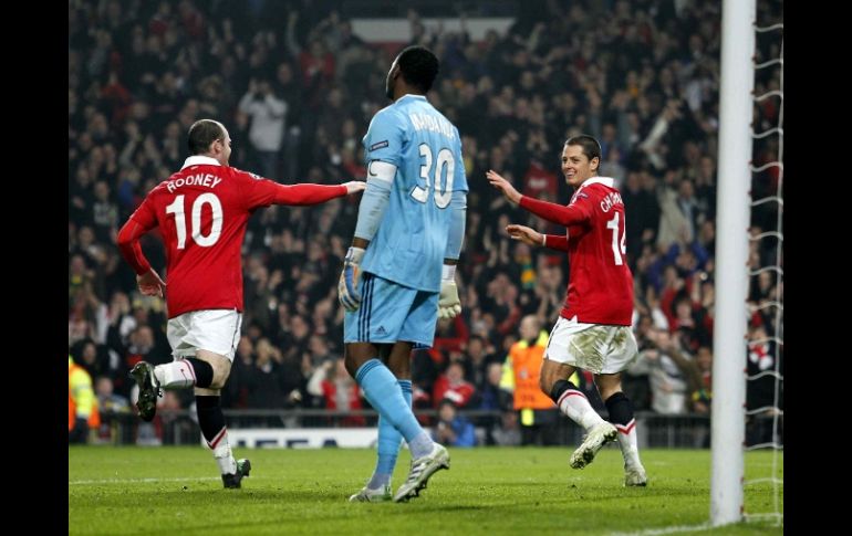 Los jugadores del Manchester, Javier Hernández y Rooney,  durante el enfrentamiento contra el Marsella.  /