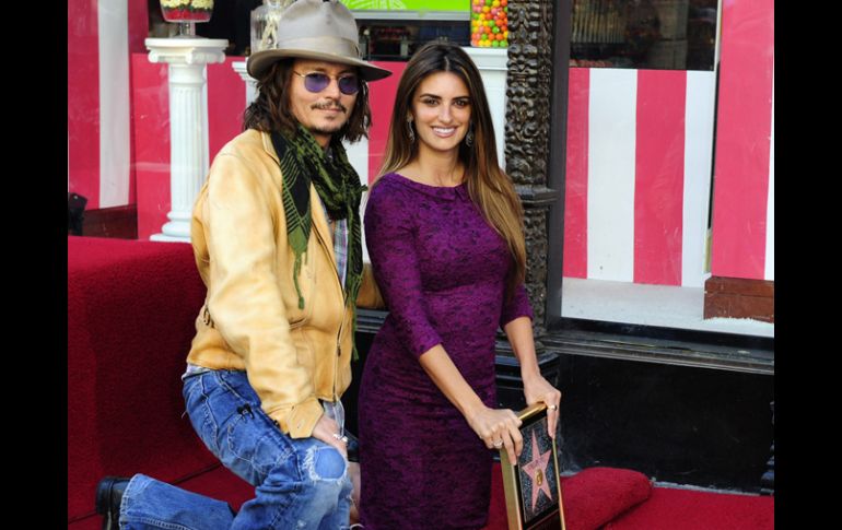 La actriz española posa junto al actor estadounidense Johnny Depp al lado de su estrella del Paseo de la Fama de Hollywood. EFE  /