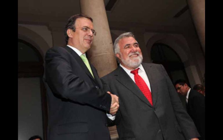 Marcelo Ebrard (i), Jefe de Gobierno del DF y Alejandro Encinas (d), precandidato del PRD a la gubernatura del Estado de México. NTX  /