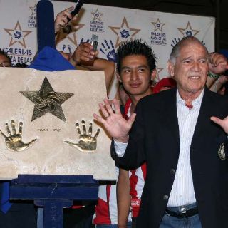 'Chava' Reyes recibe homenaje por su trayectoria