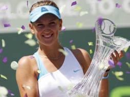 La tenista bielorrusa Victoria, porta el trofeo ganado en el Torneo de Miami. AP  /