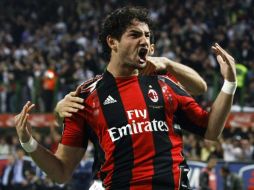 El atacante brasileño,  Alexandre Pato, celebra tras anotar un gol ante el Inter de Milan. REUTERS  /