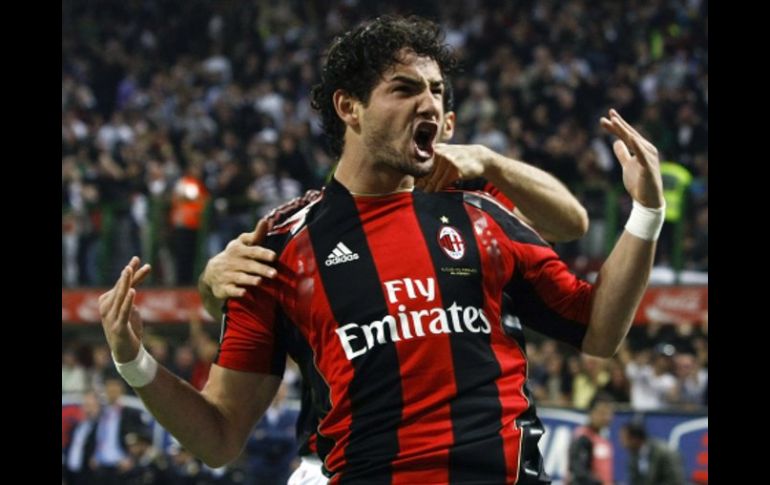 El atacante brasileño,  Alexandre Pato, celebra tras anotar un gol ante el Inter de Milan. REUTERS  /