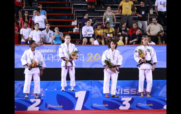 La judoka tapatía, Edna Carrillo (der.), se colgó la medalla de bronce en la categoría de 48 kilogramos. E. PACHECO  /