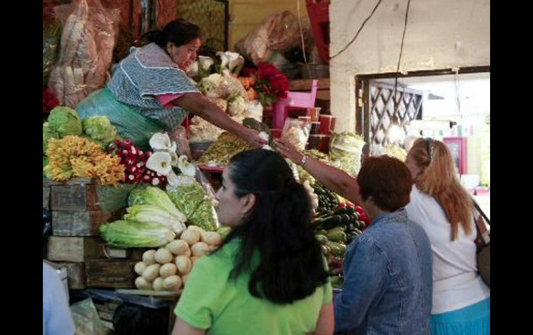 Señala especialista que los mercados municipales cuentan con grandes ventajas competitivas. ARCHIVO  /