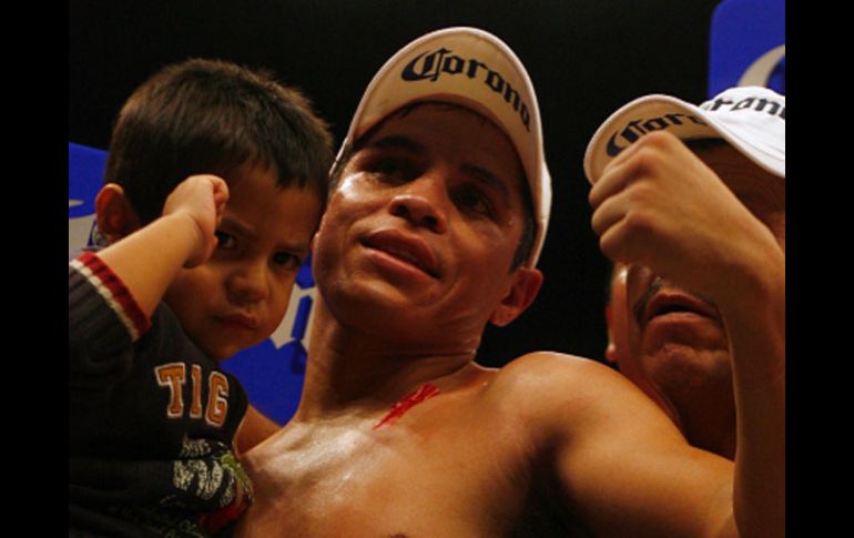 Édgar Sosa celebra tras ganar la pelea por el campeonato internacional de peso mosca del CMB. EFE  /