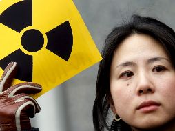 Una mujer protesta durante una manifestación anti nuclear frente a las oficinas de TEPCO. EFE  /