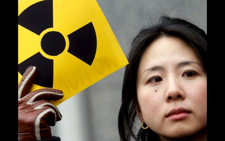 Una mujer protesta durante una manifestación anti nuclear frente a las oficinas de TEPCO. EFE  /