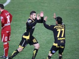 Nery Castillo celebra con su compañero tras una anotación. Foto especial tomada de la página oficial del equipo.  /