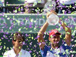 Novak Djokovic celebra con su trofeo el segundo triunfo que obtiene ante Nadal en una final. AFP  /