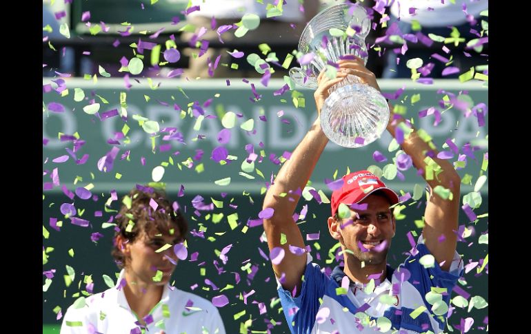 Novak Djokovic celebra con su trofeo el segundo triunfo que obtiene ante Nadal en una final. AFP  /